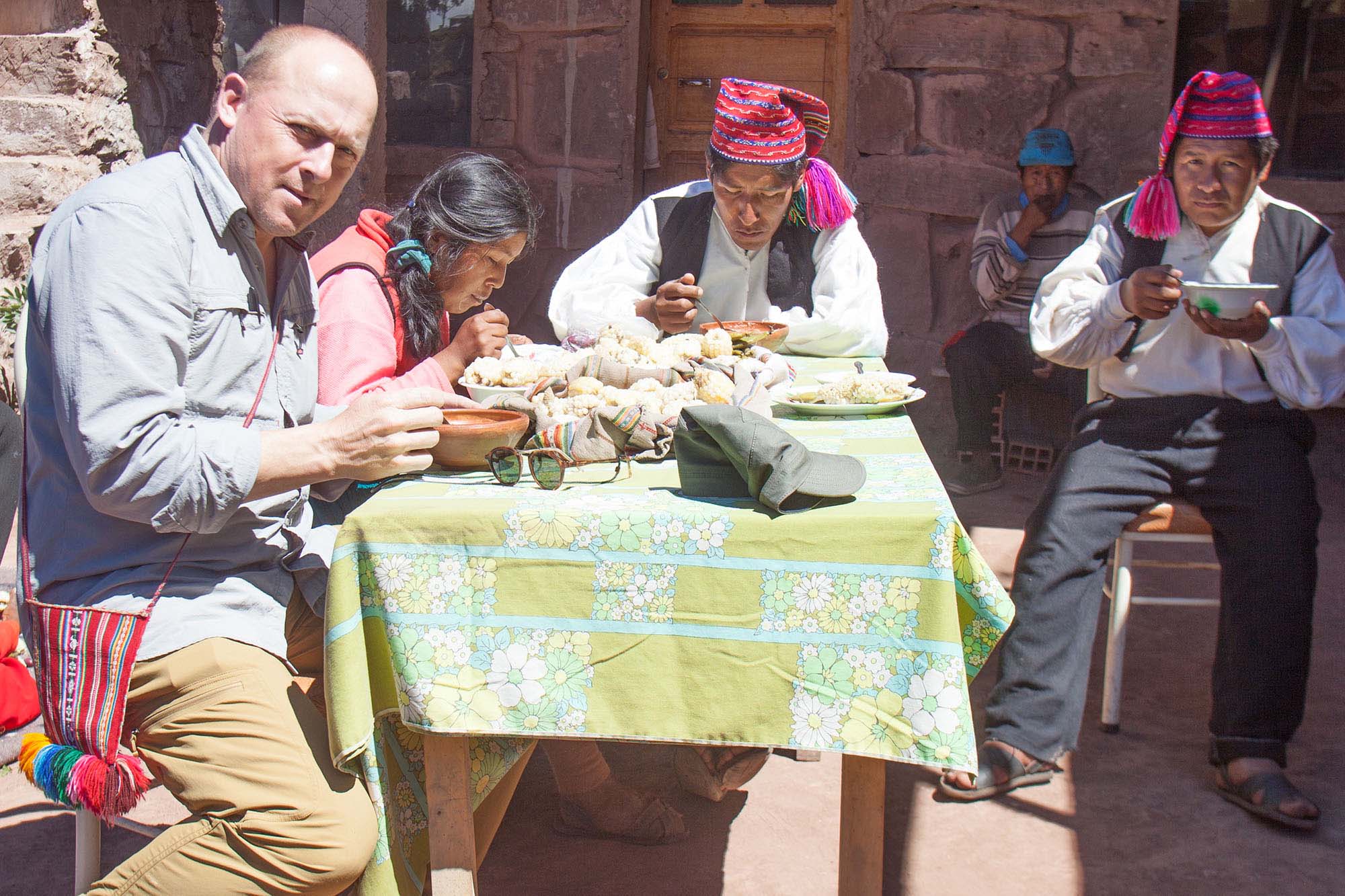 Hans Erik Rasmussen bor hos familie på Taquile i Titicacasøen, Peru